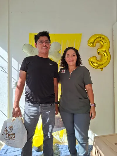 Clientes en evento con bolsa Lomito Consentido, promoción de alimento para mascotas en Nicaragua.