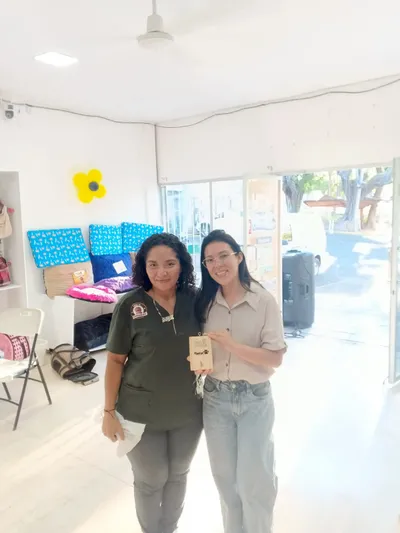 Entrega de reconocimiento Rastreador en clínica veterinaria asociada a Lomito Consentido, promoción de bienestar animal en Nicaragua.