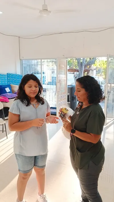 Entrega de suplemento en clínica veterinaria asociada a Lomito Consentido, promoción de bienestar y salud natural para mascotas en Nicaragua.