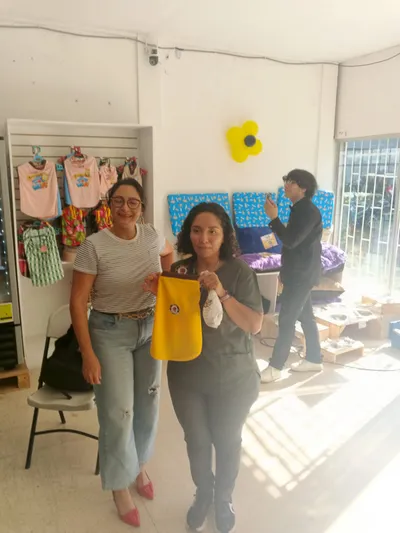 Evento promocional con clientes y exhibición colorida de productos Lomito Consentido en tienda de Nicaragua.