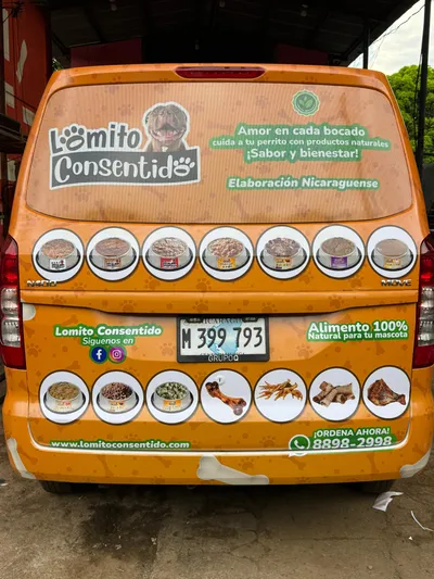 Parte trasera de van Lomito Consentido con imágenes de productos naturales para perros elaborados en Nicaragua.